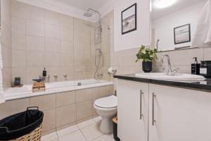 Ванная комната в 'Just Beachy' Muizenberg Beach Apartment +16 фотографий