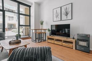 Телевизор и/или развлекательный центр в 'Just Beachy' Muizenberg Beach Apartment