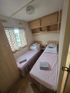 two beds in a small room with two windows at Dunepark in Nieuwpoort +10 photos