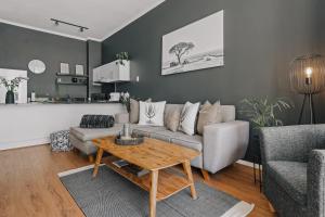 Кухня или мини-кухня в 'Just Beachy' Muizenberg Beach Apartment
