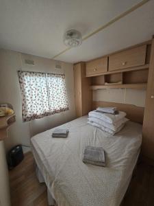 a bedroom with a bed with towels on it at Dunepark in Nieuwpoort