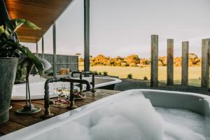 Balkón nebo terasa v ubytování Stunning couples getaway - Outdoor cinema and fire