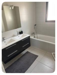 Ένα μπάνιο στο Chez Jorge