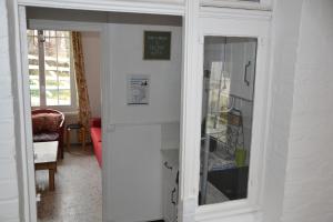 オーにあるLa Belle Aultoise, 4 chambres, WIFI, Vue mer, Baie de Sommeの白いキャビネット(ガラスドア付) +57枚の写真