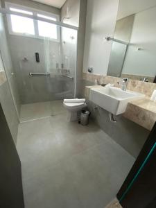 Phòng tắm tại Uberlândia Suítes Hotel