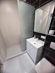 um banheiro branco com uma pia e um espelho em Carpe Diem em Chistilov