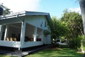 Κήπος έξω από το White Villa