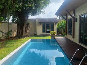 ein Swimmingpool im Hinterhof eines Hauses in der Unterkunft The Niche10 - Oriental Villa 3BR private pool Rawai Beach in Nai Harn Beach