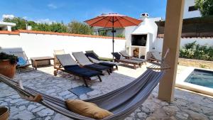 Bassein majutusasutuses Family-friendly apartments with swimming pool Sabunike, Zadar - 20179 või selle lähedal