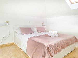 En eller flere senge i et værelse på NEW! Villa Promajna Beach