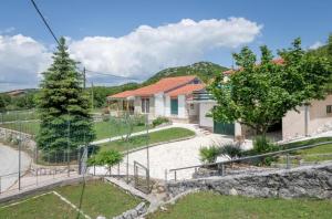 a house with a garden and a fence at Family friendly house with a swimming pool Kotlenice, Zagora - 22219 in Dugopolje