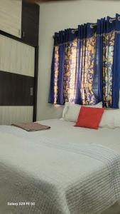 Postel nebo postele na pokoji v ubytování Sreeprada Homes