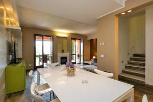 a living room with a white table and chairs at Villetta dei Pascoli in Baveno