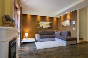 a living room with a couch and a fireplace at Villetta dei Pascoli in Baveno