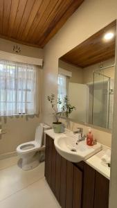 Koupelna v ubytování Thayu House