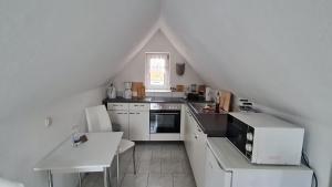 Η κουζίνα ή μικρή κουζίνα στο Ferienwohnung Blumenberg DG Karlstraße