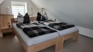 Ένα ή περισσότερα κρεβάτια σε δωμάτιο στο Ferienwohnung Blumenberg DG Karlstraße