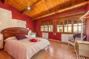 - une chambre avec un grand lit et des murs rouges dans l'établissement La Festa Dels Sentits, Casa Rural, à Sant Martí de Maldá 35 autres photos