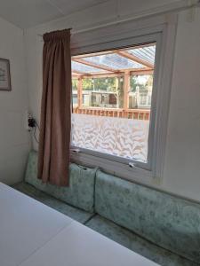 een raam met een bank voor een balkon bij Lodge Priscilla in Eext