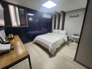 Postel nebo postele na pokoji v ubytování 부평 호텔 휴