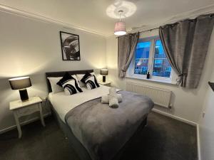 Ένα ή περισσότερα κρεβάτια σε δωμάτιο στο Dovefield House - Modern 3 Bed Home from Home - Alton Towers, Uttoxeter Races