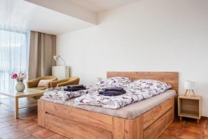 una camera con un grande letto in legno di Apartmán IRIS Poděbrady 3 a Poděbrady