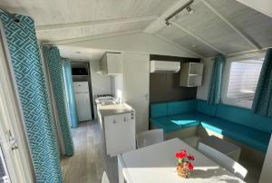 Køkken eller tekøkken på Mobil home G107 Camping les VIGNES Lit-et-Mixe