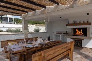 ein Esszimmer mit einem langen Tisch und einem Kamin in der Unterkunft Family friendly house with a swimming pool Maslenica, Novigrad - 20492 in Maslenica