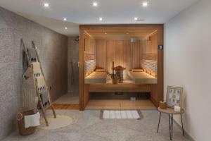 ein Bad mit einer Dusche und einem Waschbecken. in der Unterkunft Family friendly house with a swimming pool Maslenica, Novigrad - 20492 in Maslenica + 28 Fotos