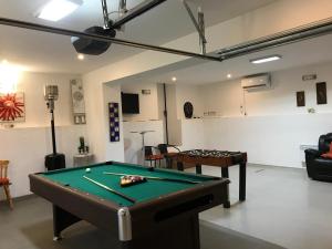 une salle de billard avec une table de billard à l'intérieur dans l'établissement Apartments with parking space Veliki Komor, Zagorje - 23213, à Zlatar 10 autres photos