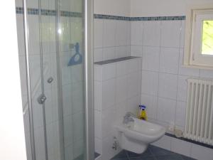 Koupelna v ubytování Panoramaferienhaus Sorpesee, 120qm + 18 fotografií