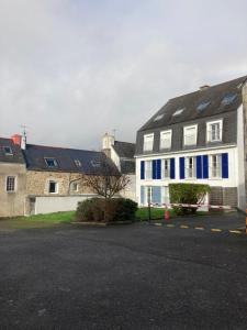 a group of houses with blue shutters on them at Résidence le 46 in Concarneau