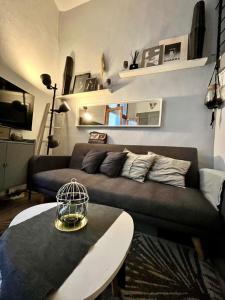 モンペリエにあるCharming cozy studioのソファとテーブルのあるリビングルーム +5枚の写真