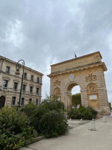 モンペリエにあるCharming cozy studioの建物前のアーチ型の建物