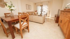 un soggiorno con un tavolo e un divano di Marina Real 0245 a Castillo de Sabinillas