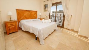 una camera da letto con un letto e una grande finestra di Marina Real 0245 a Castillo de Sabinillas Altre 23 foto