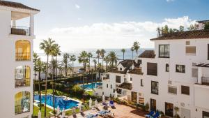 una vista aerea di un resort con piscina e palme di Marina Real 0245 a Castillo de Sabinillas
