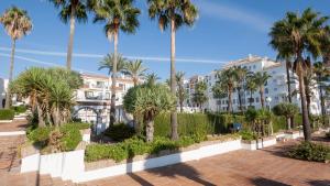 un resort con palme e un edificio di Marina Real 0245 a Castillo de Sabinillas