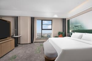 Μια τηλεόραση ή/και κέντρο ψυχαγωγίας στο Hilton Garden Inn Zhengzhou Xinzheng International Airport