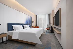 Ένα ή περισσότερα κρεβάτια σε δωμάτιο στο Hilton Garden Inn Zhengzhou Xinzheng International Airport +55 φωτογραφίες