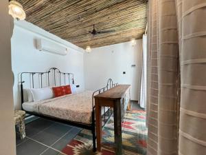 Un dormitorio con una cama y un techo de madera. en Paddy's Loft The Lake view hostel, en Udaipur