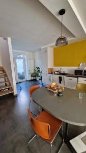 Η κουζίνα ή μικρή κουζίνα στο Small house in a historic and popular neighborhood