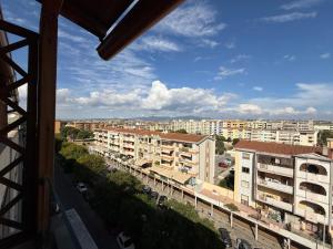 Quartu Sant'ElenaにあるThe Queenの建物のある街の窓からの眺め