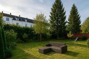 a couch in the yard of a house at VAJAGIC 1 - Apartment 4 Pers, 60 qm, EG, Messe, Uni Klinik in Essen
