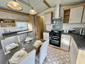 Köök või kööginurk majutusasutuses Polperro Seaview Lodge