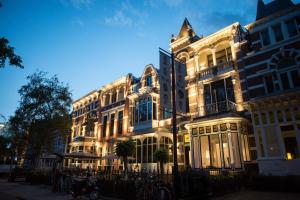 ナイメーヘンにあるBoutique Hotel Blue - Quality Lodgingsの白い大きな建物