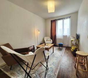 una sala de estar con una silla y un sofá en Parenthèse à l'Oasis, en Ploërmel