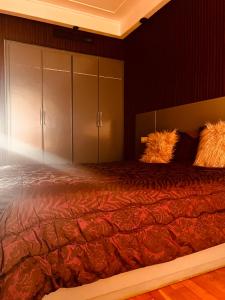 um quarto com uma cama grande com edredão vermelho em Corniche Apartments em Casablanca