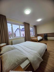 um quarto com uma cama grande e uma janela grande em Carpe Diem em Chistilov