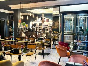een restaurant met tafels en stoelen in een kamer bij Hotel Deutsches Theater Landwehrstraße in München